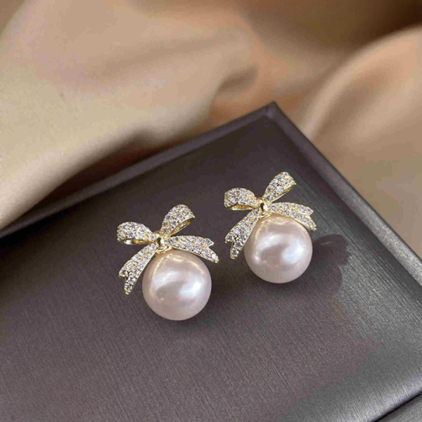 "Bow Sparkle Diamond Pearl Stud Earrings – Elegant Jewelry Gift for Women"