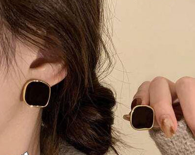 Elegant Black & Gold Square Stud Earrings – Minimalist Retro Charm